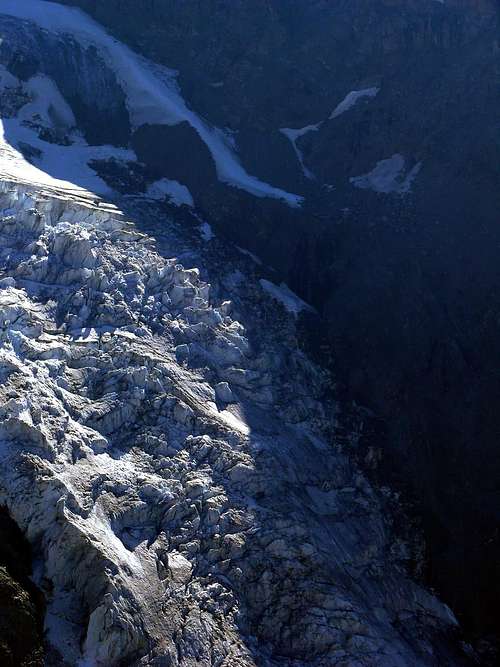 Seracs's Fall into Valsorey's Glacier 
