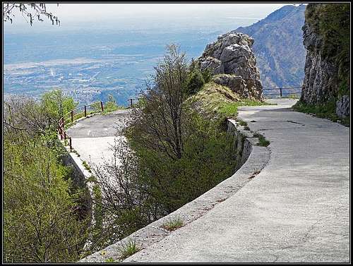 The road on Monte San Simeone plateau