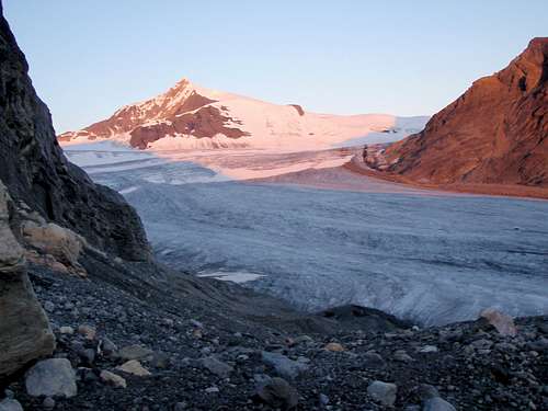 Mount Forbes, Mons Glacier