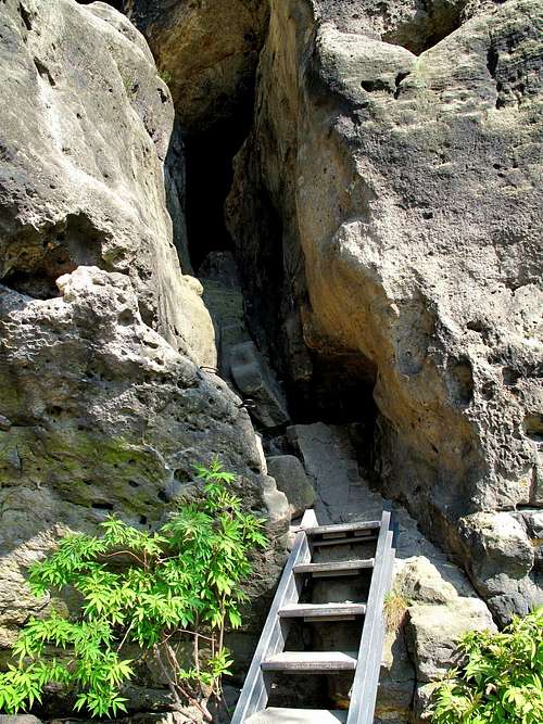 A rock passage with ladder on the way to Hinteres Raubschloss