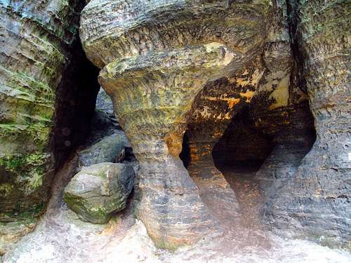 Sandstone pillars in the Tisá walls