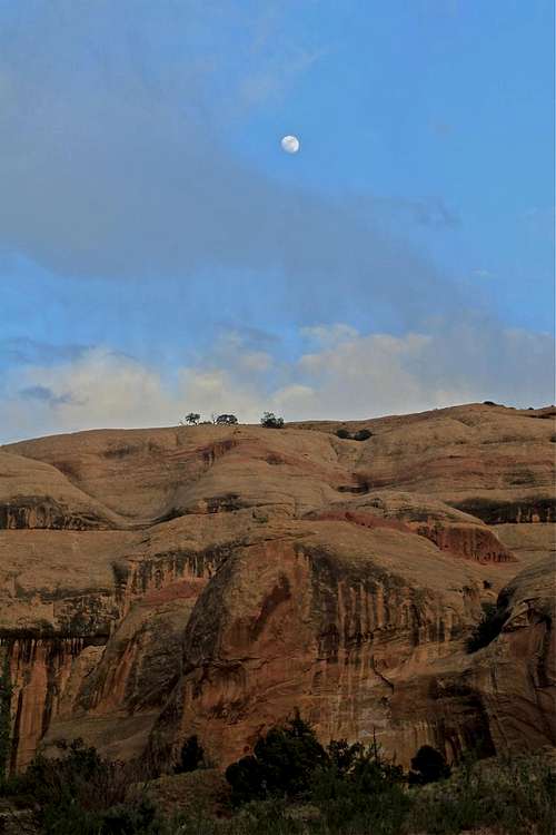 moonrise in Lavender Canyon