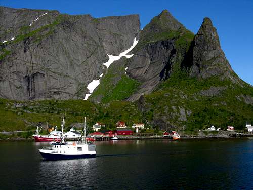 Sailing into Reinefjorden