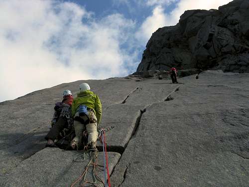 Bare Blåbær Slabs, meeting parties along the abseils in a sunny day