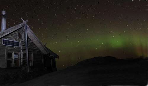 Aurora over Fimmvorduhals hut
