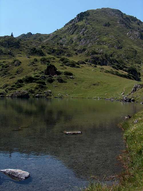 The shore of the lake with Montious behind