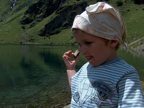 Throwing stones in Lac d'Ôo