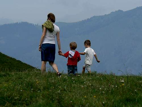 Familly hike on the Azet ridge