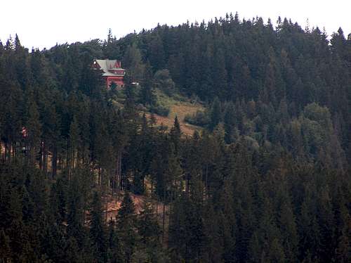 The mountain hut on Stożek Wielki seen from the Kiczora outcrops
