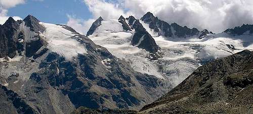 View from Lauson basin, at the foot of the Colle della Rossa <i>(3192 m)</i>