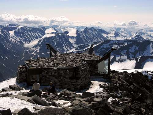 Galdøppigen summit stones' hut