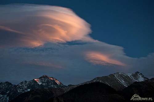 Lenticular afterparty. Tatras painted with the wind