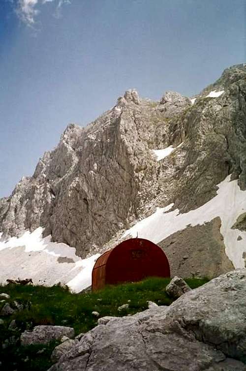 Bivaouc under north face of...