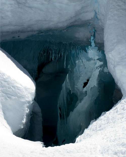 A hole in the glacier - Ausangate east face