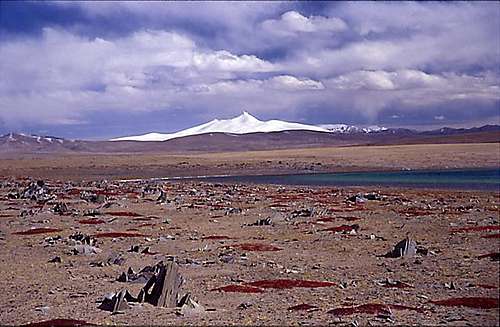 Kangzhagri seen from about 35km distance.