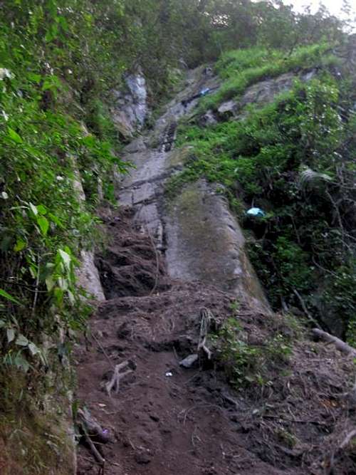 Broken trail on Putucusi