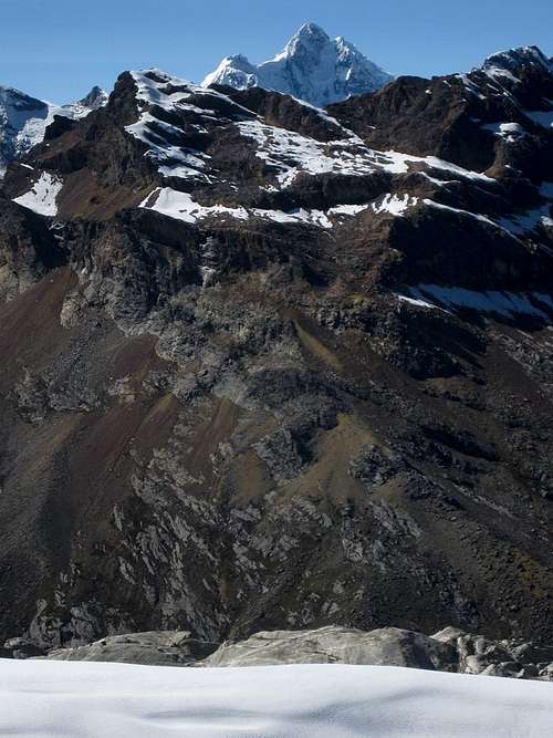 Huantsan (6369m) from the slopes of Vallunaraju