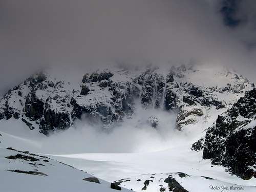 An avalanche from Gran Zebrù South face