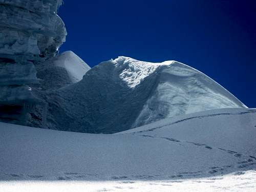 The bergschrund high on the SW ridge of Jatunmontepuncu
