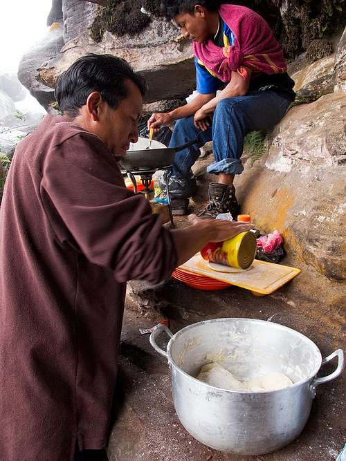 pemons indians preparing arepas