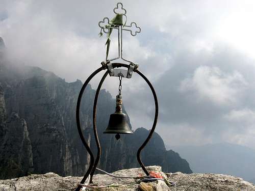 A ring bell on Campanile di Val Fontana d'Oro