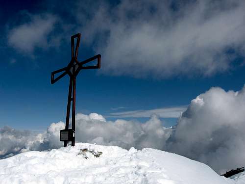 An iron cross on Schneebiger Noch - Vedrette di Ries