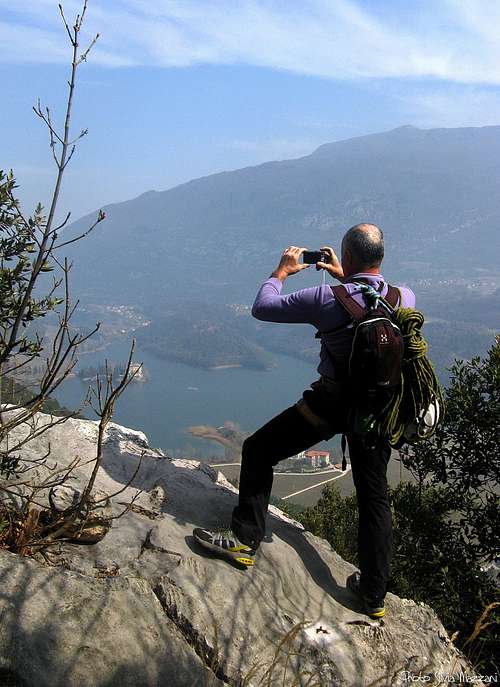 Taking a picture of Lago di Toblino from Limarò summit