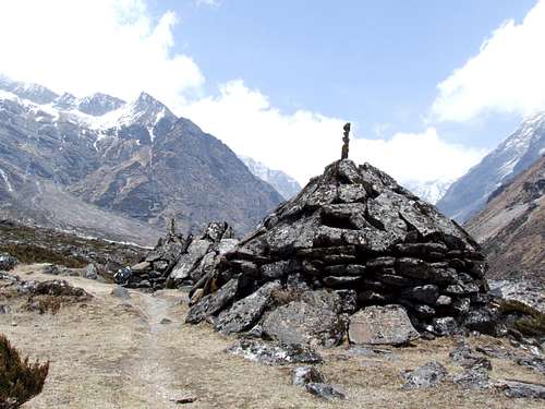 Chortens on the path to Tangnag