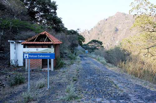 The abandoned entrance near the fumerolas.