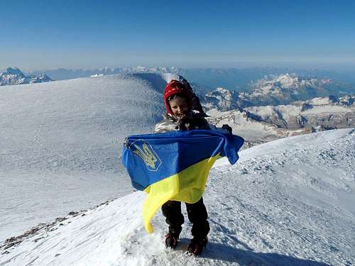 Yunona Bukasova, age 9,  on Elbrus, 5642 m with Ukrainian flag