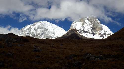 Huascaran Norte and Sur from trail to Pisco base camp
