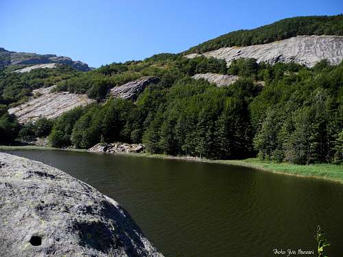 Rounded rocks around Lago Gemio Superiore (Upper Twin Lake), Appennino Parmense