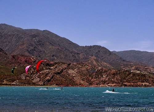 3 guys kitesurfing at the lake