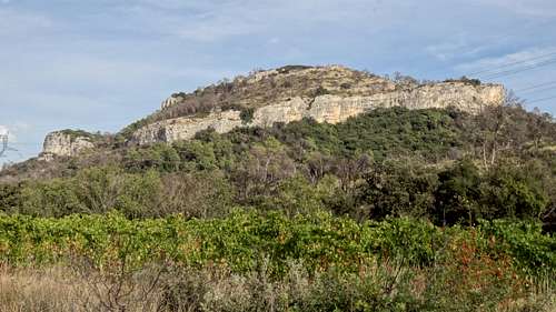 Puech des Mourgues, hill surrounded with cliffs