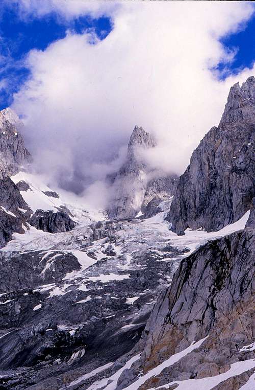 The Serra peaks in the clouds