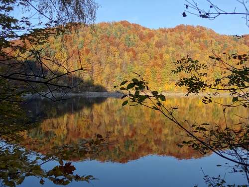Autumn evening on the Bystrzycza reservoir