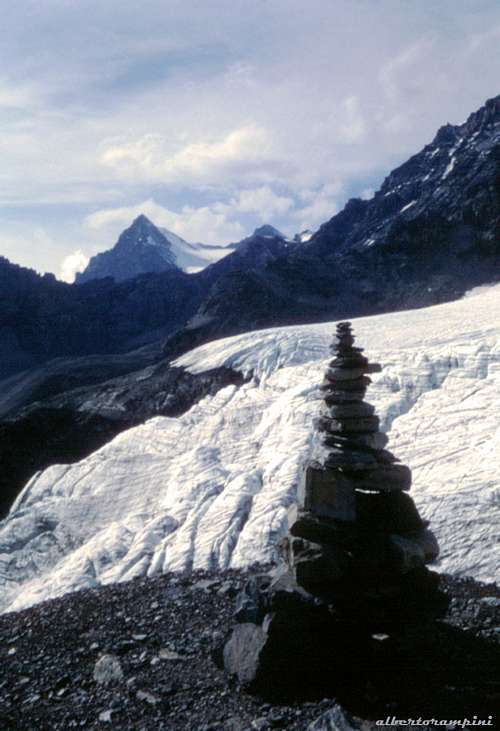 A cairn near the starting of the glacier