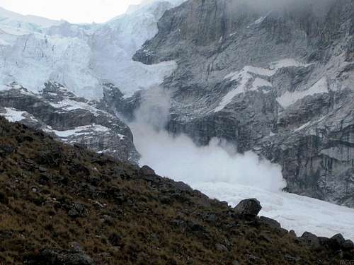 An avalanche rolling down the east side of Garganta