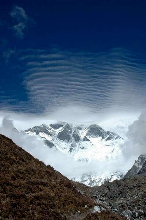 High noon scenery of Lhotse...