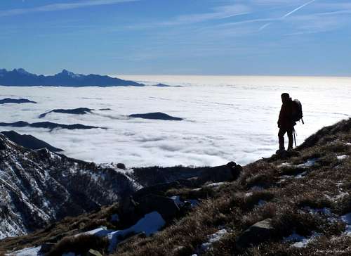 Marmagna, sea of clouds towards Alpi Apuane
