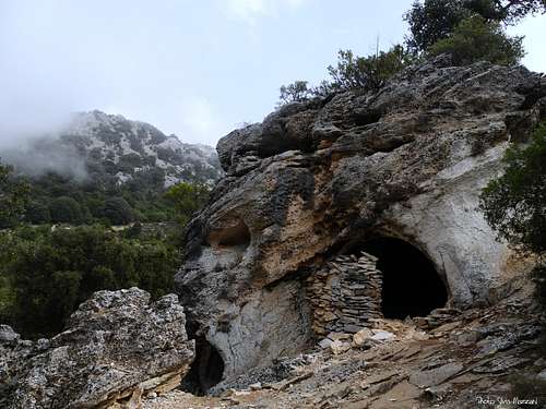 An old shepherds' cave along Bacu Goloritzé