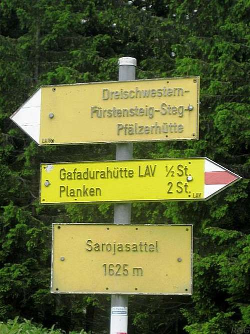 Route sign at the Sarojasattel