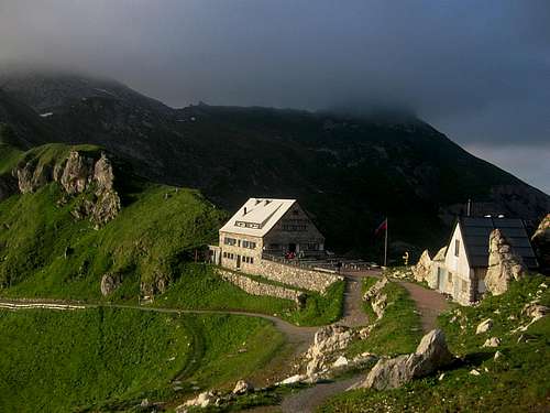 The Pfälzerhütte, with the Augstenberg in the clouds and Gorvion on the right