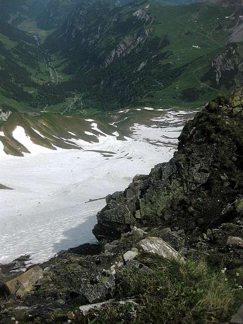 Looking down the big snow field on the northern slopes below Ijesfürggli