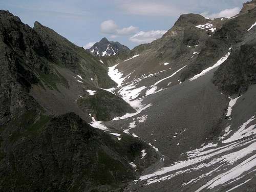 Looking back from Gahwinden to the Kapuzinerjoch, with Felderkogel (3071m) sticking out above