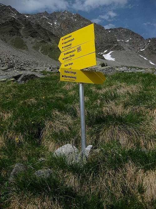 Route sign at the trail junction east of the Rüsselsheimer Hütte