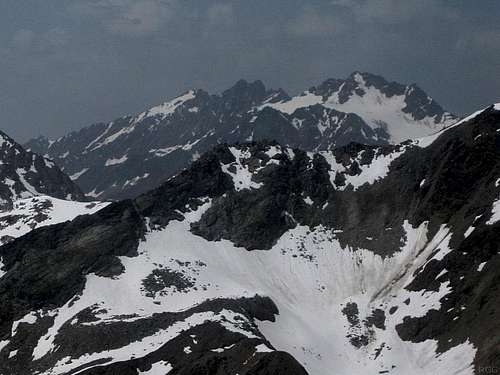 Vorderer Brunnenkogel (3393m) on the left, and Vordere Ölgrubenspitze (3456m) and Bliggspitze (3454m) more distant on the right, from Schwarzkogel