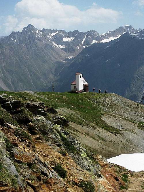 Chapel next to the Rotkogeljochhütte, with the Stubaier Alps in the background