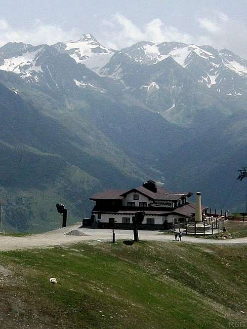 Rotkogeljochhütte against the backdrop of the Stubaier Alps