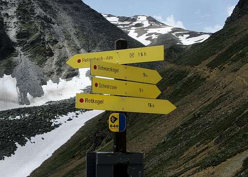 Route signs at the Rotkogeljochhütte, with generous estimates